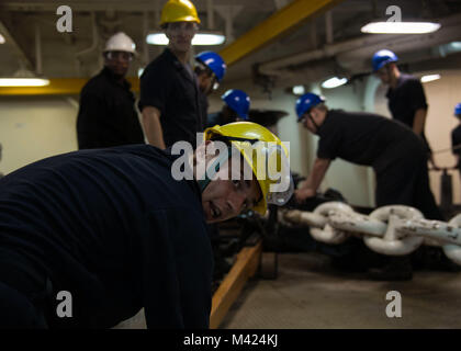 180210-N-AH 771-0055 ATLANTIK (Feb. 10, 2018) der Bootsmann Mate 2. Klasse Michael Cundiff aus Brandenburg, Kentucky, lünetten ein Kabel Jack während einer Verankerung der Evolution in der Fo'c's le des Amphibious Assault ship USS Iwo Jima (LHD7). Die Iwo Jima Amphibious Ready Group (ARG) ist zur Unterstützung der Maritime Security Operations und Theater Sicherheit Zusammenarbeit in Europa und im Mittleren Osten eingesetzt werden. Die Iwo Jima ARG begibt sich die 26 Marine Expeditionary Unit und umfasst die Iwo Jima, die amphibious Transport dock Schiff USS New York (LPD-21), das Dock Landung Schiff USS Oak Hill (LSD 51 Stockfoto