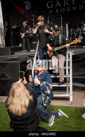 180210-N-IE 405-1421 SAN DIEGO (Feb. 10, 2018) Militärische Familien und Freiwilligen nehmen selfies mit Hollywood Schauspieler und Musiker Gary Sinise und der Lieutenant Dan Band vor der Bühne an der 6. jährlichen Invincible Spirit Festival. Das festival umfasste auch Aktivitäten für Kinder, Klettern, Essen vom Team Irvine und 149 Freiwilligen, die eingerichtet und serviert Essen auf der Veranstaltung gekocht. Gary Sinise und Lieutenant Dan Band ihre erste militärische Konzert in NMCSD Debüt im Jahr 2012. (U.S. Marine Foto von Mass Communication Specialist 2. Klasse Indra Beaufort) Stockfoto