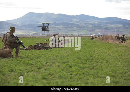 Us-Marines mit Schwarzen Meer Drehkraft 17.2 post Sicherheit während Kraft-auf-force Training in Volos, Griechenland Jan. 17, 2017. Us-Marines und der griechischen Marine beteiligte sich an dieser Übung die Interoperabilität zwischen dem United States Marine Corps und der griechischen Streitkräfte durch offensive und defensive Kraft zu erhöhen --force-Engagements. Stockfoto