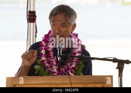 180210 - N - auf 468-0463 Pearl Harbor, HI (Feb. 10, 2018) Nainoa Thompson, Präsident des Polynesischen Voyaging Gesellschaft und Master Navigator des traditionellen polynesischen Doppelwandiger voyaging Kanus, Hōkūle' ein, bei einer Begrüßungszeremonie spricht vor dem Hōkūle 'a's erste Mal in den Gewässern von Pearl Harbor, 24.02.10. Die Mannschaft wurde im Rainbow Bay Marina durch die Puʻuloa Gemeinschaft und US-Marine, der das Kanu hosting sind während Ihres Besuchs begrüßte. Die Woche - langes Engagement zu folgen, gehören die Schule besuche, öffentlichen dockside Touren und eine Crew sprechen Geschichte Veranstaltung. Als Teil der Mahalo, Hawai i Segel, die purpo Stockfoto