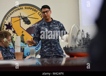 180210-N-VY 375-028 Bell Gardens, Calif (Feb. 10, 2018) Yeoman 2. Klasse Arturo Magallanes, zum Navy Operational Support Center (Nosc) Los Angeles zugewiesen, spricht zu finden Segler auf den Großraum Los Angeles at-Befehl Indoktrination während bohren Wochenende zugeordnet. Befehl Indoktrination soll die Anpassung der Service Mitglieder und ihre Familien in neue Arbeits- und Lebenswelten zu erleichtern. (U.S. Marine Foto von Mass Communication Specialist 2. Klasse Pyoung K. Yi/Freigegeben) Stockfoto