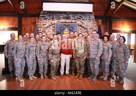 Public Affairs Soldaten und Piloten, die nahezu alle Befehle in der Pennsylvania National Guard, sowie ein Vertreter der National Guard Bureau, versammelt an Ft. Indiantown Gap Feb.10 an der Pennsylvania Gemeinsame öffentliche Angelegenheiten Workshop. Themen der Workshops vorgestellt: Inland, gesetzlichen Vorgaben, Informationstechnologie, und Sprechen in der Öffentlichkeit und speechwriting. Stockfoto