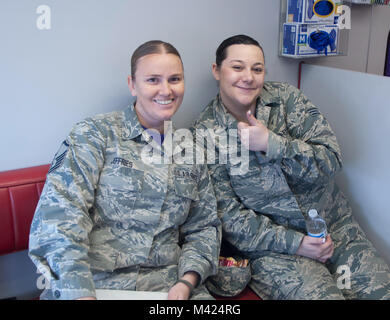 Master Sgt. Michelle Jeffries, Nevada Air National Guard, Zentrale und Flieger Brittni Wiggins, ein Material Management Facharbeiter, zugeordnet zu den Die 152 Logistik Bereitschaft Squadron, Rest nach beiden spendeten Blut während der Bohrer, Feb.10, 2018 zugeordnet. Jeffries, sagte: "Man kann nie wissen, wenn jemand in der Nähe von sie ist, Blut zu benötigen." Stockfoto