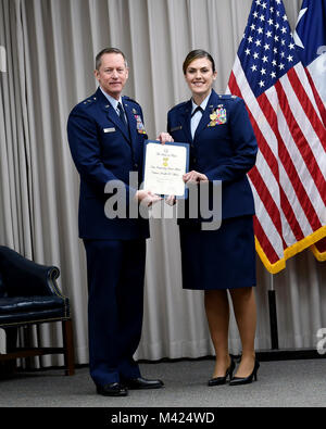 Kapitän Jennifer Marrs, 136 Airlift Wing, steht neben Generalmajor David McMinn, Kommandant der Texas Air National Guard nach ihrem Erhalt Texas Herausragenden Service Medal Zertifikat als der Sieger der ausstehenden Junior Officer des Jahres während einer Zeremonie im Camp OAY Mabry, Texas, 10.02.2018, statt. (Air National Guard Foto von Tech. Sgt. Mindy Bloem) Stockfoto