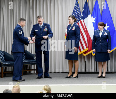 Kapitän Jennifer Marrs, 136 Airlift Wing, bereitet sie Texas hervorragenden Service Medaille und Urkunde als Sieger der ausstehenden Junior Officer des Jahres während einer Zeremonie im Camp OAY Mabry, Texas, 10.02.2018, gehalten zu erhalten. (Air National Guard Foto von Tech. Sgt. Mindy Bloem) Stockfoto