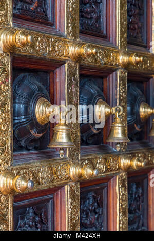 Little India, Singapur Asien Februar 11, 2018 Tür Detail der Sri Veeramakaliamman Hindu Tempel. Anbeter Ring die Glocken, wie sie die Merkmalsvorlage eingeben Stockfoto