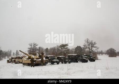 Finden Marines mit Firma F, 4 Tank Battalion, 4th Marine Division, inszenieren ihre Fahrzeuge auf Training Tag 5 der Übung Winterpause 2018, an Bord der Camp Äsche, Michigan, Feb 11, 2018. Während der Winterpause 18, Fox Co. nahmen an platoon und Unternehmen, die ihre operativen Kapazitäten in einzelnen Grad erhöhte Temperaturen und Schnee bedeckten Gelände. Stockfoto