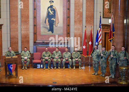 Brig. Gen. Gordon L. Ellis, der Kommandeur der 38th Infantry Division, Adressen Soldaten und Gästen in der Einheit ändern des Befehls Zeremonie in Indianapolis, Sonntag, Februar 11, 2018. "Als ich übernehmen das Kommando, ich bin Bewusstsein von der Notwendigkeit, sich weiterhin nachhaltig die Bereitschaft über die Bildung dieser Division zu bauen", sagt Ellis. Foto von Sgt. 1. Klasse, 38th Sustainment Brigade Public Affairs Stockfoto