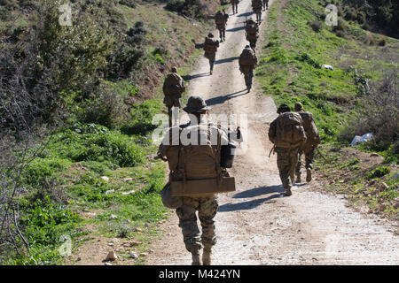 Us-Marines mit Schwarzen Meer Drehkraft 17,2 Wanderung zu Ihrem Ziel während Kraft-auf-force Training in Volos, Griechenland Jan. 17, 2017. Us-Marines und der griechischen Marine beteiligte sich an dieser Übung die Interoperabilität zwischen dem United States Marine Corps und der griechischen Streitkräfte durch offensive und defensive Kraft zu erhöhen --force-Engagements. Stockfoto