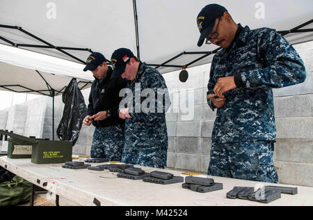 180201-N-OY 799-034 Yokosuka, Japan (Feb. 1, 2018) Segler der Marine zugewiesenen Vorwärts - bereitgestellt Flugzeugträger USS Ronald Reagan (CVN 76), Munition in Zeitschriften an der Commander, Flotte Aktivitäten Yokosuka indoor Gewehr. Ronald Reagan, das Flaggschiff der Carrier Strike Group 5, bietet eine Bekämpfung bereit, Kraft, schützt und verteidigt die kollektive maritime Interessen seiner Verbündeten und Partnern in der Indo-Asia-Pazifik-Region. (U.S. Marine Foto von Mass Communication Specialist 2. Klasse Kenneth Abbate / freigegeben) Stockfoto