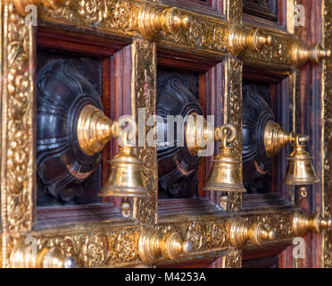 Little India, Singapur Asien Februar 11, 2018 Tür Detail der Sri Veeramakaliamman Hindu Tempel. Anbeter Ring die Glocken, wie sie die Merkmalsvorlage eingeben Stockfoto