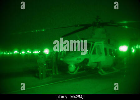 Ein UH-1Y Venom, Marine Test und Bewertung Squadron (VMX), sitzt mit seiner Crew auf dem Flug Linie an Bord der Marine Corps Air Station Yuma, Ariz., Jan. 23, 2018 zugeordnet. Die Besatzungsmitglieder, auch VMX-1 zugewiesen, bereiten sich auf die Nacht leiten - Ausbildung in der lokalen Luftraums. (U.S. Marine Corps Foto von Cpl. Isaac Martinez) Stockfoto