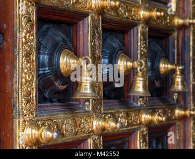 Little India, Singapur Asien Februar 11, 2018 Tür Detail der Sri Veeramakaliamman Hindu Tempel. Anbeter Ring die Glocken, wie sie die Merkmalsvorlage eingeben Stockfoto