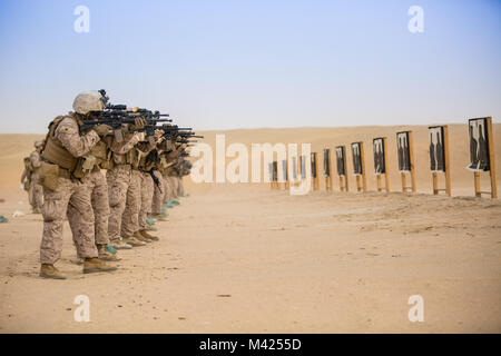 Us-Marines mit Sitz und Support Unternehmen, Bodenkampf Element, Special Purpose Marine Air-Ground Task Force - Krisenmanagement - Central Command, zielen darauf ab, ihre Ziele bei der Bekämpfung der Treffsicherheit Programm live - Feuer, Jan. 23, 2018. Zweck der Ausbildung war die Letalität zu erhöhen, warrior Ethos zu festigen, und Schießen in einer Vielzahl von Bedingungen. Stockfoto