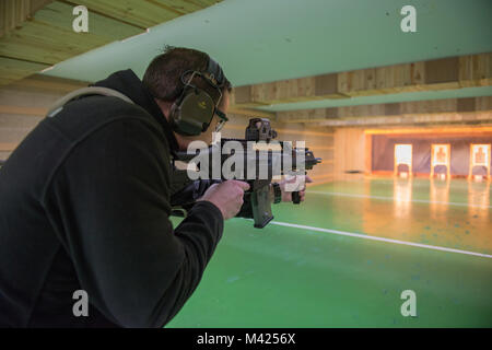 Ein deutscher Soldat zugeordnet schießt mit seinem Heckler und Koch G36 K A4 Gewehr, auf chièvres Air Base, Belgien, Jan. 24, 2018 zu gestalten. (U.S. Armee Foto von visuellen Informationen Spezialist Pierre-Etienne Courtejoie) Stockfoto