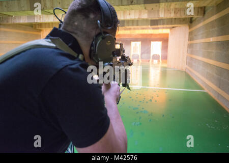 Ein deutscher Soldat zugeordnet schießt mit seinem Heckler und Koch G36 K A4 Gewehr, auf chièvres Air Base, Belgien, Jan. 24, 2018 zu gestalten. (U.S. Armee Foto von visuellen Informationen Spezialist Pierre-Etienne Courtejoie) Stockfoto