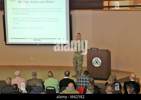 Garrison Commander Oberst David J. Pinter Sr. bietet seine jährliche Unterrichtung zum Fort McCoy Belegschaft Jan. 24, 2018, in Gebäude 905 am Fort McCoy, Wis Pinter zwei Arbeitskräfte Briefings zu den Hunderten von Fort McCoy Mitarbeiter wo er viele Pläne, Programme diskutiert werden, und zukünftigen Bemühungen bei der Installation. (U.S. Armee Foto von Scott T. Sturkol, Public Affairs Office, Fort McCoy, Wis.) Stockfoto