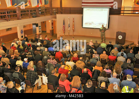 Garrison Commander Oberst David J. Pinter Sr. bietet seine jährliche Unterrichtung zum Fort McCoy Belegschaft Jan. 24, 2018, in Gebäude 905 am Fort McCoy, Wis Pinter zwei Arbeitskräfte Briefings zu den Hunderten von Fort McCoy Mitarbeiter wo er viele Pläne, Programme diskutiert werden, und zukünftigen Bemühungen bei der Installation. (U.S. Armee Foto von Scott T. Sturkol, Public Affairs Office, Fort McCoy, Wis.) Stockfoto