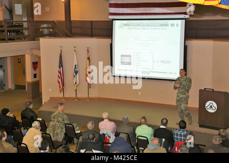 Garrison Commander Oberst David J. Pinter Sr. bietet seine jährliche Unterrichtung zum Fort McCoy Belegschaft Jan. 24, 2018, in Gebäude 905 am Fort McCoy, Wis Pinter zwei Arbeitskräfte Briefings zu den Hunderten von Fort McCoy Mitarbeiter wo er viele Pläne, Programme diskutiert werden, und zukünftigen Bemühungen bei der Installation. (U.S. Armee Foto von Scott T. Sturkol, Public Affairs Office, Fort McCoy, Wis.) Stockfoto