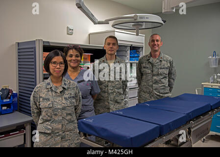 (Von links nach rechts) Captain Janice Perido, Kelli Miller-Freeman, Major Jason Babcock, Major Michael Rawlins alle zum 60. Medizinische Gruppe chirurgische Geschwader an der David Grant USAF Medical Center bei Travis Air Force Base, Kalifornien zugewiesen sind, für ein Foto Jan. 25, 2018 darstellen, an der Bariatric Chirurgie Klinik am DGMC bei Travis Air Force Base, Kalifornien. Bariatric Chirurgie umfasst eine Vielzahl von Verfahren auf Leute, die Übergewicht haben. (U.S. Air Force Foto von Airman 1st Class Jonathon D. A. Carnell) Stockfoto