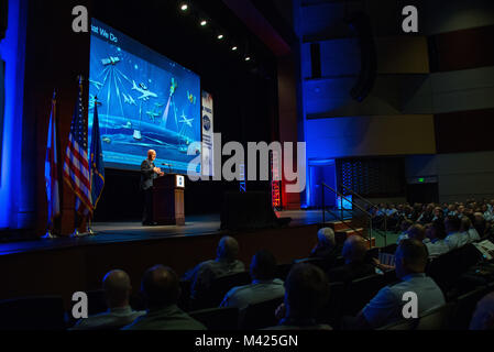 Maxwell AFB, Ala-Gen. Jay Raymond, Air Force Space Command Commander, spricht mit dem Air Force Informationstechnologie und Cyberpower Konferenz in Montgomery, Ala., 12.08.28, 2017. "Nichts geschieht ohne Cyber. Die Konnektivität ist das, was uns unsere Stärke. Sie sind die DNA von Multi-domain. Es geschieht nichts, solange Sie in diesem Informationen Alter herstellen können", sagte Raymond. (U.S. Air Force Foto von Melanie Cox/Freigegeben) Stockfoto