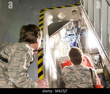 Zwei Mitglieder der Birmingham Civil Air Patrol beobachten Sie während einer Betankung Mission mit dem 117 Luftbetankung Flügel von sumpter Smith Air National Guard Base, Birmingham, Ala., 24. Januar 2018. (U. S. Air National Guard Foto: Staff Sgt. Jim Bentley) Stockfoto