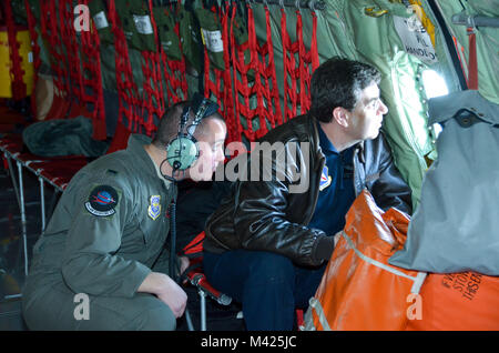 Zwei Mitglieder der Birmingham Civil Air Patrol Blick aus einem seitlichen Fenster einer KC-135 R während einer Betankung Mission mit dem 117 Luftbetankung Flügel von sumpter Smith Air National Guard Base, Birmingham, Ala., 24. Januar 2018. (U. S. Air National Guard Foto: Staff Sgt. Jim Bentley) Stockfoto