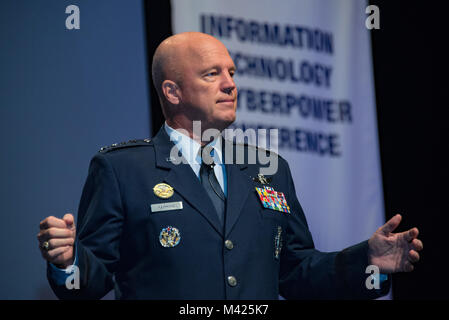 Maxwell AFB, Ala-Gen. Jay Raymond, Air Force Space Command Commander, spricht mit dem Air Force Informationstechnologie und Cyberpower Konferenz in Montgomery, Ala., 12.08.28, 2017. "Nichts geschieht ohne Cyber. Die Konnektivität ist das, was uns unsere Stärke. Sie sind die DNA von Multi-domain. Es geschieht nichts, solange Sie in diesem Informationen Alter herstellen können", sagte Raymond. (U.S. Air Force Foto von Melanie Cox/Freigegeben) Stockfoto