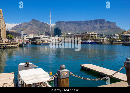 Kapstadt V&A Waterfront, Kapstadt, Südafrika, mit Booten in der Marina, das Cape Grace Hotel mit Tafelberg dahinter Stockfoto