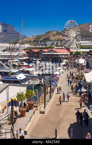 Kapstadt, V&A Waterfront, Südafrika, zeigt Cape Union Mart, das Cape Wheel mit Tafelberg im Hintergrund. Stockfoto