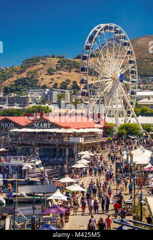 V&A Waterfront, Cape Town, Südafrika, besetzt mit Menschen einkaufen bei Cape Union Mart und das Kap Rad im Sommer Stockfoto