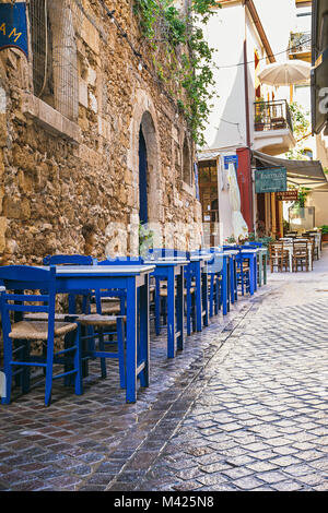 Leere cafe Tabellen auf der Straße in Griechenland, Kreta, Chania. April 30, 2013 Stockfoto