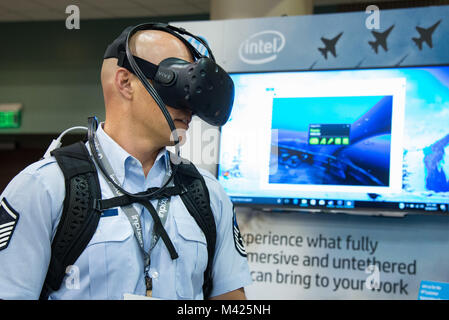 Maxwell AFB, Ala - Ein Air Force Master Sergeant Tests ein Virtual Reality Exponat auf der Luftwaffe Informationstechnologie und Cyberpower Konferenz vendor Fair im Renaissance Hotel und Convention Center in Downtown Montgomery, Ala., 12.08.28, 2017 (US Air Force Foto von Melanie Rodgers Cox/Freigegeben) Stockfoto