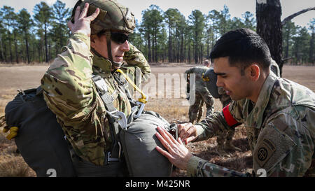 Ein Fallschirmjäger zu 3. Brigade Combat Team zugewiesen, 82nd Airborne Division geht durch Springen Master Personal Inspektion während eine tröpfchenform Betrieb in Fort Bragg, N.C., Jan. 26, 2018. (U.S. Army Photo von SPC. Houston Graham) Stockfoto