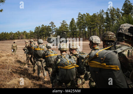 Fallschirmjäger, zu 3. Brigade Combat Team zugewiesen, 82nd Airborne Division Last eine CH-47 Chinook bei einem Betrieb in Fort Bragg, N.C., Jan. 26, 2018. (U.S. Armee Foto von SPC. Houston Graham) Stockfoto