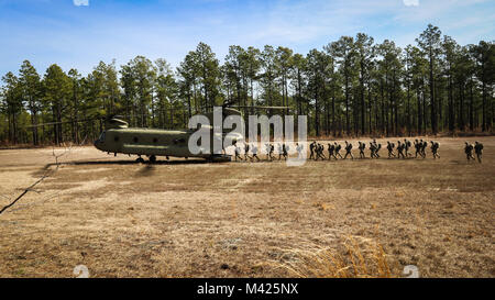 Fallschirmjäger, zu 3. Brigade Combat Team zugewiesen, 82nd Airborne Division Last eine CH-47 Chinook bei einem Betrieb in Fort Bragg, N.C., Jan. 26, 2018. (U.S. Armee Foto von SPC. Houston Graham) Stockfoto