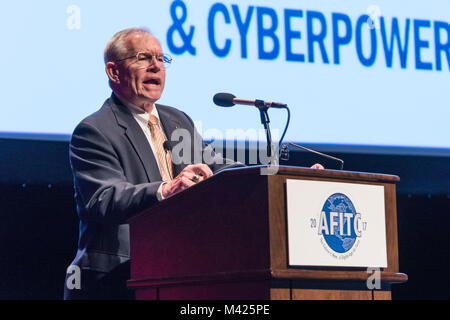 Maxwell AFB, Ala - pensionierte US-Armee Generalleutnant Ronald Burgess präsentiert "Die Cyber Bedrohung und der Weg in die Zukunft" an der Luftwaffe Informationstechnologie und Cyberpower Konferenz im Renaissance Hotel und Convention Center in Downtown Montgomery, Ala., 12.08.28, 2017. (U.S. Air Force Foto von Trey Station / freigegeben) Stockfoto