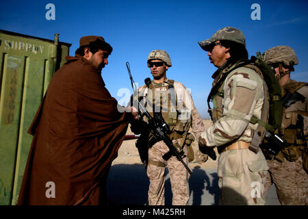 Us-Marines mit Task Force (Südwest) (TFSW) Treffen mit afghanischen Polizisten während einer Patrouille in der Nähe von Bost Flugplatz, Afghanistan, Jan. 27, 2018. Die Begegnung half TFSW's Verpflichtung zur Unterstützung der afghanischen nationalen Verteidigungs- und Sicherheitskräfte (ANDSF) mit mehr Funktionen für zu helfen, eine hohe betriebliche Tempo mit konstanten Betrieb um Provinz Helmand pflegen bekräftigen. (U.S. Marine Corps Foto von Sgt. Sean J. Berry) Stockfoto