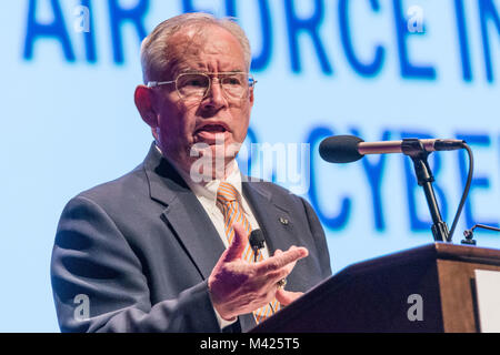 Maxwell AFB, Ala - pensionierte US-Armee Generalleutnant Ronald Burgess präsentiert "Die Cyber Bedrohung und der Weg in die Zukunft" an der Luftwaffe Informationstechnologie und Cyberpower Konferenz im Renaissance Hotel und Convention Center in Downtown Montgomery, Ala., 12.08.28, 2017. (U.S. Air Force Foto von Trey Station / freigegeben) Stockfoto