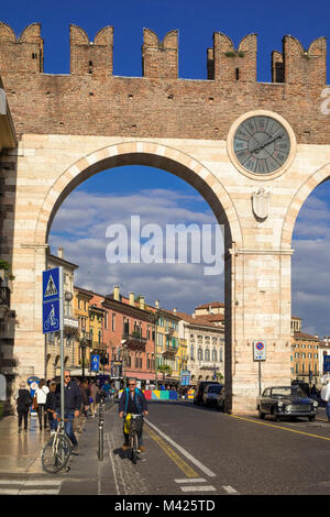 Verona, Italien - Altstadt, Portoni della Bra, Tor zur Piazza Bra Stockfoto