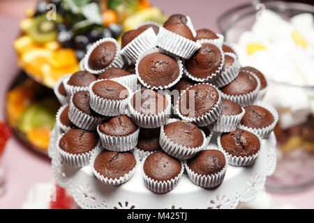 Schokolade mini Cupcakes auf einem Teller mit einer Folie ausgekleidet, urlaub Candy Bar Stockfoto