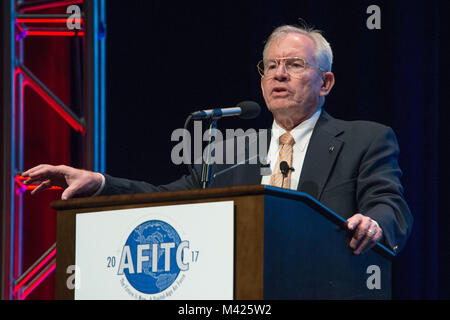 Maxwell AFB, Ala - pensionierte US-Armee Generalleutnant Ronald Burgess präsentiert "Die Cyber Bedrohung und der Weg in die Zukunft" an der Luftwaffe Informationstechnologie und Cyberpower Konferenz im Renaissance Hotel und Convention Center in Downtown Montgomery, Ala., 12.08.28, 2017. (U.S. Air Force Foto von Trey Station / freigegeben) Stockfoto