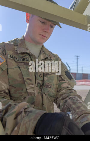 Pfc. Michael McFadden, ein radfahrzeug Mechaniker mit 28 Infanterie Division der Pennsylvania Army National Guard, arbeitet an einer Batterie bei der Einheit gipfelte Training mit der ersten Armee in Fort Hood, Texas, Jan. 29, 2018. Der 21-jährige Campground Wartung Arbeiter aus Lancaster, Penn., hat in der Army National Guard für ungefähr zwei Jahre gewesen und bevorstehende Bereitstellung des 28.-ID für den Nahen Osten wird seine erste werden. "Es ist aufregend. Es ist nervenaufreibend. Es ist das erste Mal das Land verlassen und das erste Mal, dass ich nach Hause für eine Weile verlassen; das letzte Mal war, als ich zu ging Stockfoto