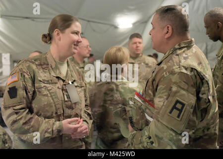 Kapitän Danielle Baney, den operationellen Vertrag unterstützen verantwortliche Offizier mit 28 Infanterie Division der Pennsylvania Army National Guard, Gespräche mit Oberstleutnant Efrain Ramos, Erste Armee sustainment Beobachter Trainer/Trainer führen und die Armee Senior Advisor für den New Jersey Army National Guard, die ihren Höhepunkt während der Übung des 28. ID in Fort Hood, Texas, Jan. 29, 2018. Über 500 Soldaten des 28. ID Hauptsitz bereiten sich auf den Nahen Osten zur Unterstützung der Operation Spartan Schild zu implementieren. ' (Erste Armee Personal) haben sehr hilfreich gewesen, die Beantwortung von Fragen, die wir je gemacht haben", sagte B Stockfoto