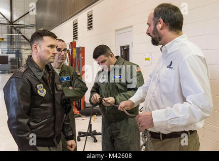 Senior Master Sgt. Jeff Witherly, Hauptquartier, Air Mobility Command C-17 evaluator Lademeister, Scott AFB, Illinois; Master Sgts. David Feaster und Elliott McClanahan, beide 3. Airlift Squadron loadmasters; zu Justin Smoak, Samson Seil Application Engineering Manager, Ferndale, Washington, sprechen über den Bau des Stahlseils Jan. 30, 2018 in Dover Air Force Base, Del Die 280 Fuß langen Stahlseil derzeit auf C-17 Globemaster III Flugzeuge Winden verwendet ein Gewicht von 80 Pfund im Vergleich zu den vorgeschlagenen synthetische Windenseil nur mit einem Gewicht von 14 Pfund. (U.S. Air Force Foto von Roland Balik) Stockfoto