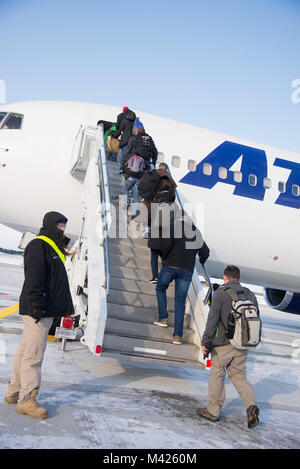 Passagiere der Patriot Express in Misawa Air Base, Japan, Jan. 30, 2018. Diese Kunden sind die Ersten, die das neu renovierte Air Mobility Command Passenger Terminal zu nutzen. Die Renovierungen gehören eine erweiterte Familie Zimmer, neue Sitzgelegenheiten, einen Überschuss von neue Toiletten. Stockfoto