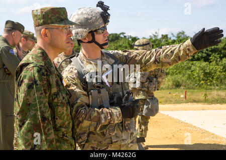 Us-Armee Kapitän Friedrich Sherman, rechts, zeigt Japan Masse Verteidigung-kraft Oberst Eiji Shimamori ein Air Defense Artillery Ort während einer Tour 14.01.30 Auf der Marine Corps Air Station Futenma, Okinawa, Japan. Während der ganzen Tour, JGSDF Mitglieder waren in der Lage, Fragen zu stellen, um ihnen zu helfen, die Ausbildung und die Sicherheit, dass 1-1 ADA für Okinawa bietet verstehen. Führung auf beiden Seiten nahmen diese Gelegenheit auch zu diskutieren, künftige Ereignisse und Ausbildung weiter zu stärken der Japan-US-Allianz. Sherman ist mit Bravo Batterie, 1.BATAILLON, 1 - ADA. Shimamori ist der kommandierende Offizier Stockfoto