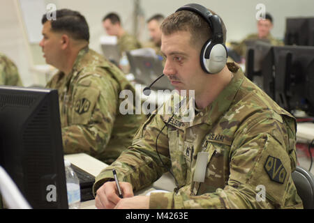 Staff Sgt. Wheldon Nelson, ein Bereich, Sicherheit und Schutz Spezialist für 151 Regionale des Massachusetts Army National Guard Support Group und eine zivile Polizisten aus Middleborough, Mass., nimmt an einem Höhepunkt Training übung für 28 Infanterie Division der Pennsylvania Army National Guard in Fort Hood, Texas, Jan. 30, 2018. Beide Einheiten sind Vorbereitungen für den Nahen Osten, wo der 151 RSG Soldaten der US-Army Central, höhere Sitz der 28.ID im Theater erweitern bereitstellen können. "Der 151 Soldaten sind Lernen und sich mit Stockfoto