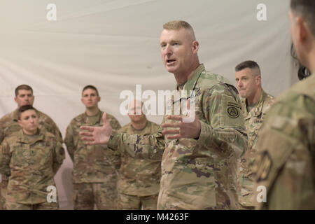 Generalmajor Terrence McKenrick, U.S. Army Central stellvertretenden kommandierenden General, spricht mit den Soldaten des Massachusetts Army National Guard's 151 regionalen Support Group Jan. 30, 2018, in Fort Hood, Texas, wo Sie in einem Höhepunkt der Ausbildung Übung mit der ersten Armee für 28 Infanterie Division der Pennsylvania Army National Guard beteiligt sind. Beide Einheiten sind Vorbereitungen für den Nahen Osten, wo der 151 RSG Soldaten wird die ARCENT Personal erweitern bereitzustellen, und der 28-ID Soldaten unterstützen Theater Kampfhandlungen, Betrieb Spartan Schild und Theater für die Zusammenarbeit mit der Einheit Stockfoto