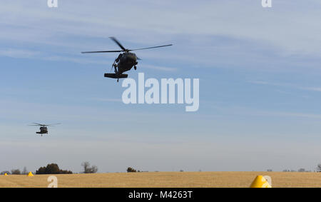 Zwei UH-60 Black Hawks zu Whiteman Air Force Base, Calif. zugeordnet, in einem Feld zu landen, Jan. 31, 2018, in Lincoln, Mo, für ein gemeinsames Training Mission. Die gemeinsame Endgerät angreifen Controller Schulung JTACS vom 7 Air Support Operations Squadron in Fort Bliss, Texas, Arbeiten mit aktiven am Whiteman verfügbar bei der Ausbildung für Close Air Support. (U.S. Air Force Foto von Airman 1st Class Taylor Phifer) Stockfoto